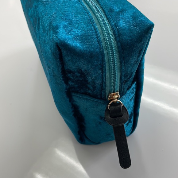 NEW • Velvet Pouch + Beauty samples - Picture 6 of 11